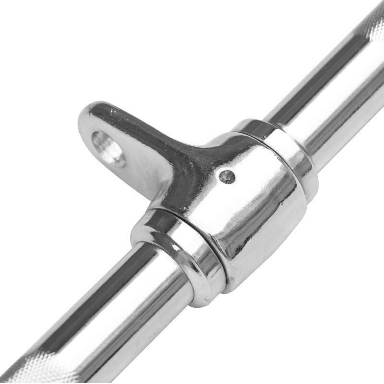 Nahaufnahme des Drehgelenks einer Latzugstange. Metall, glänzend. Haken zur Befestigung. Geriffelte Grifffläche.