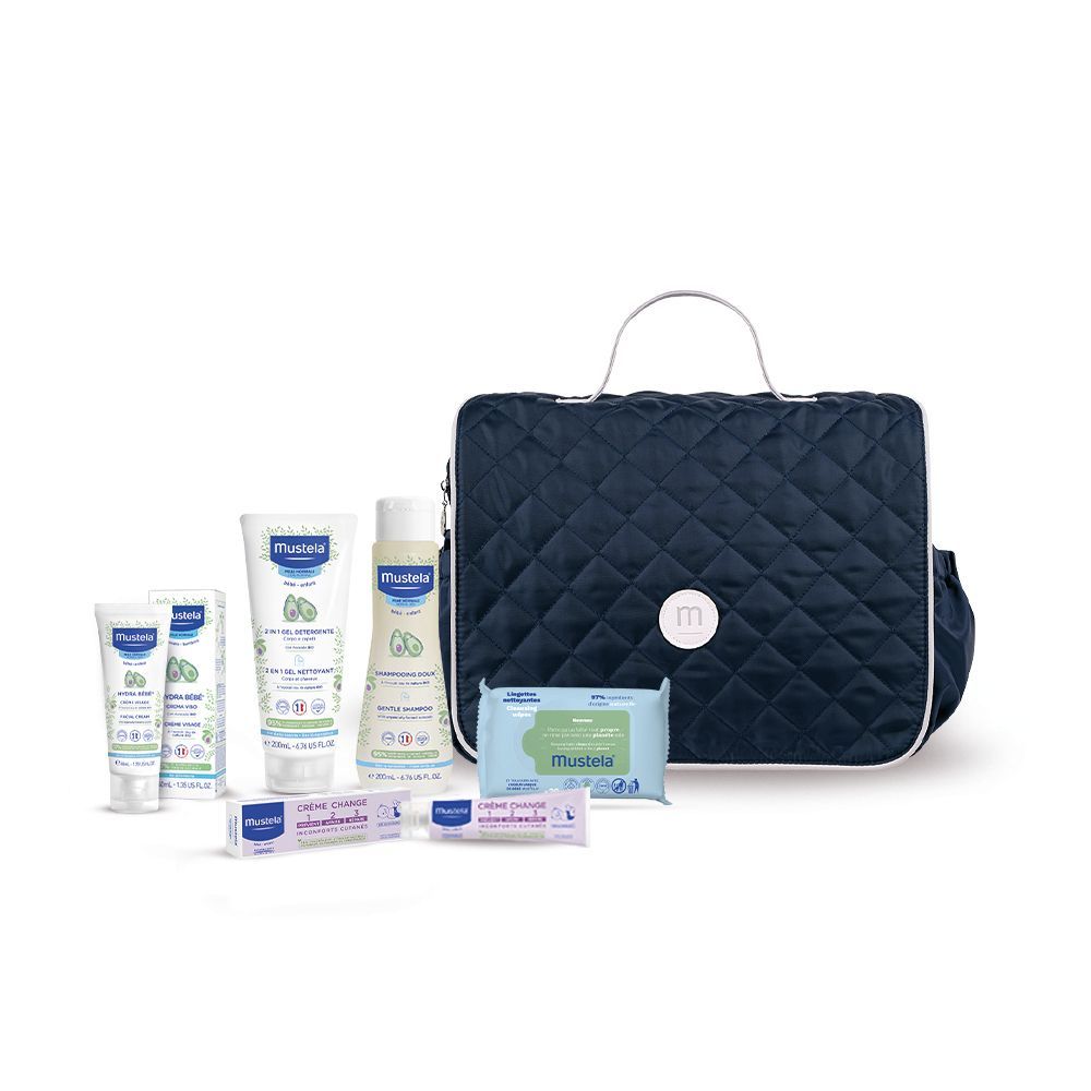 Set prodotti Mustela® con borsa zaino blu scuro trapuntata. Tubi e salviette umidificate visibili.