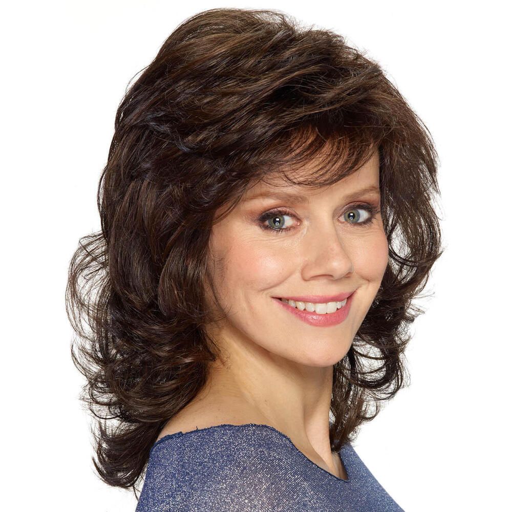 Perücke Gloria von Lofty. Braun, gewellt, mittellang. Frau mit Perücke, Frontansicht.