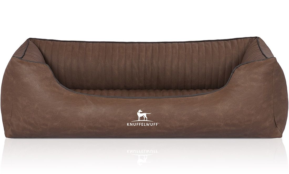 Braunes orthopädisches Hundebett mit Logo. Rechteckige Form mit erhöhten Seiten. Gesteppte Oberfläche. Marke: Knuffelwuff.