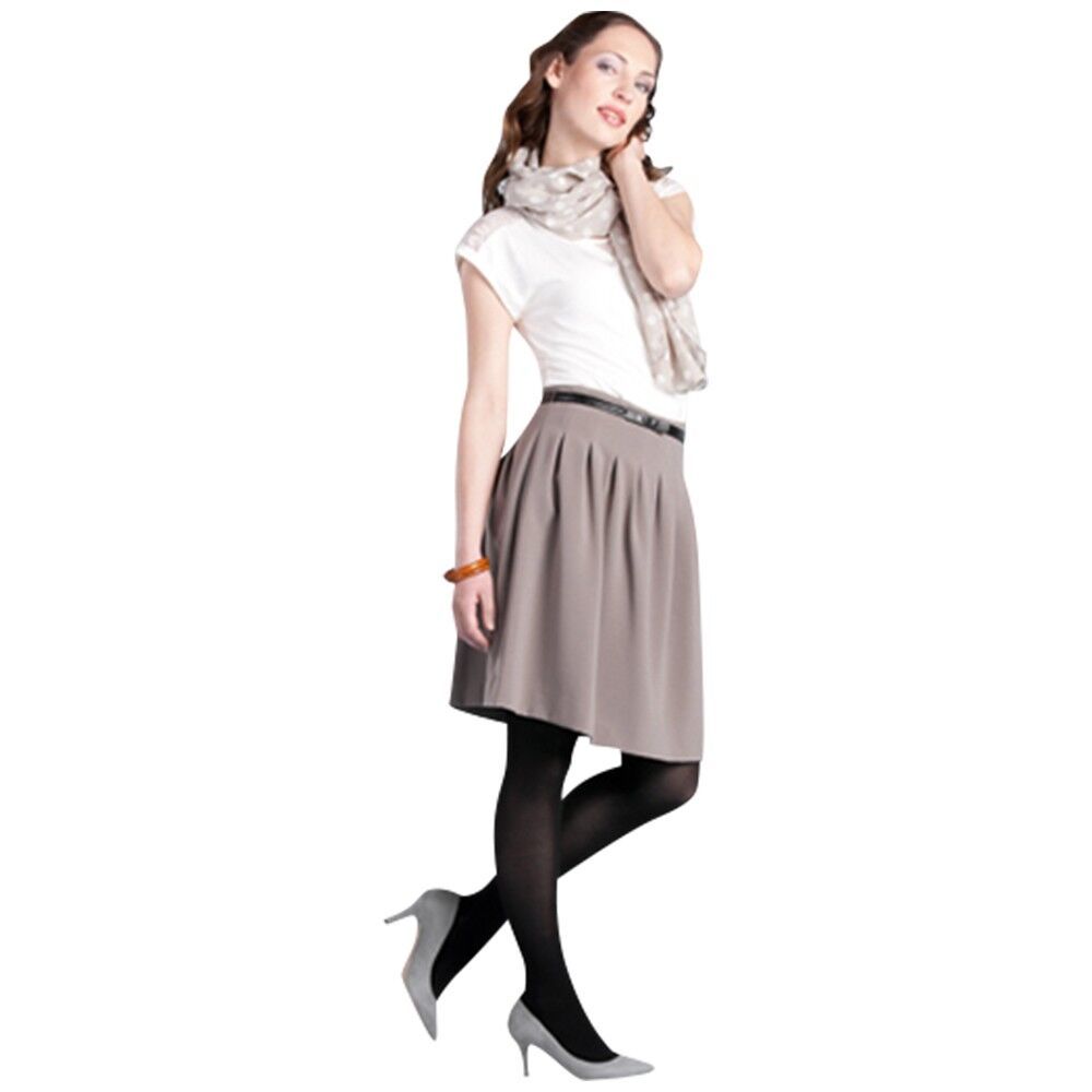 Frau in Rock und Strumpfhose. Sie trägt graue Strümpfe. Juzo Inspiration.