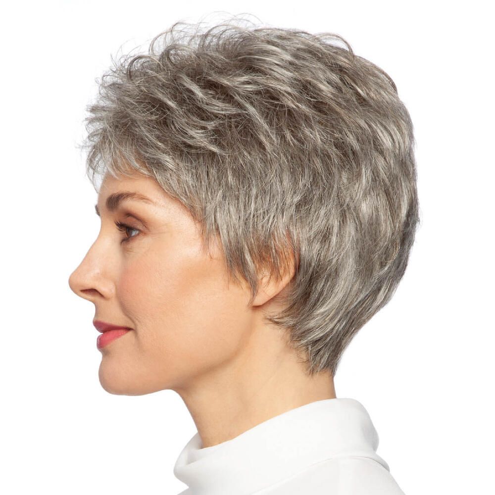 Kurzhaarperücke in Graumeliert. Frau im Profil. Helle Haut, weißes Oberteil. Natürlicher Look.