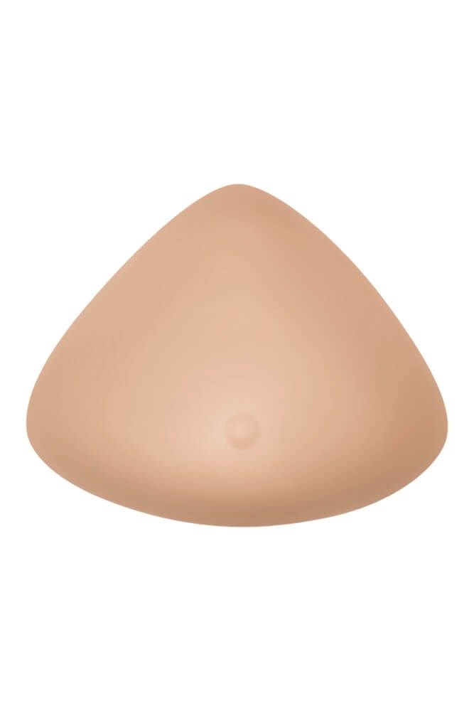 Brustprothese in Dreiecksform, hautfarben. Glatte Oberfläche mit leicht gewölbter Form. Kleine, runde Vertiefung mittig.