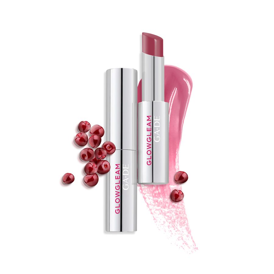 Zwei Lippenstifte mit silberfarbenen Hülsen. Auf den Stiften steht "GLOWGLEAM GA-DE". Daneben eine pinke Spur und rote Kugeln.
