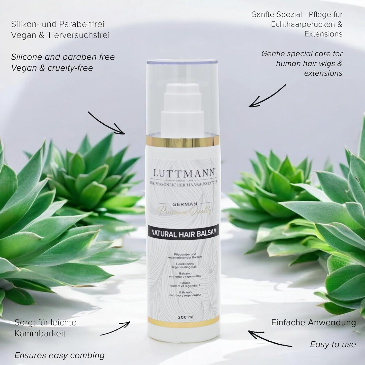 Balsam-Behälter mit Pumpe, umgeben von grünen Pflanzen. Produktname und Text aufgedruckt. Zusätzliche Text-Hinweise.