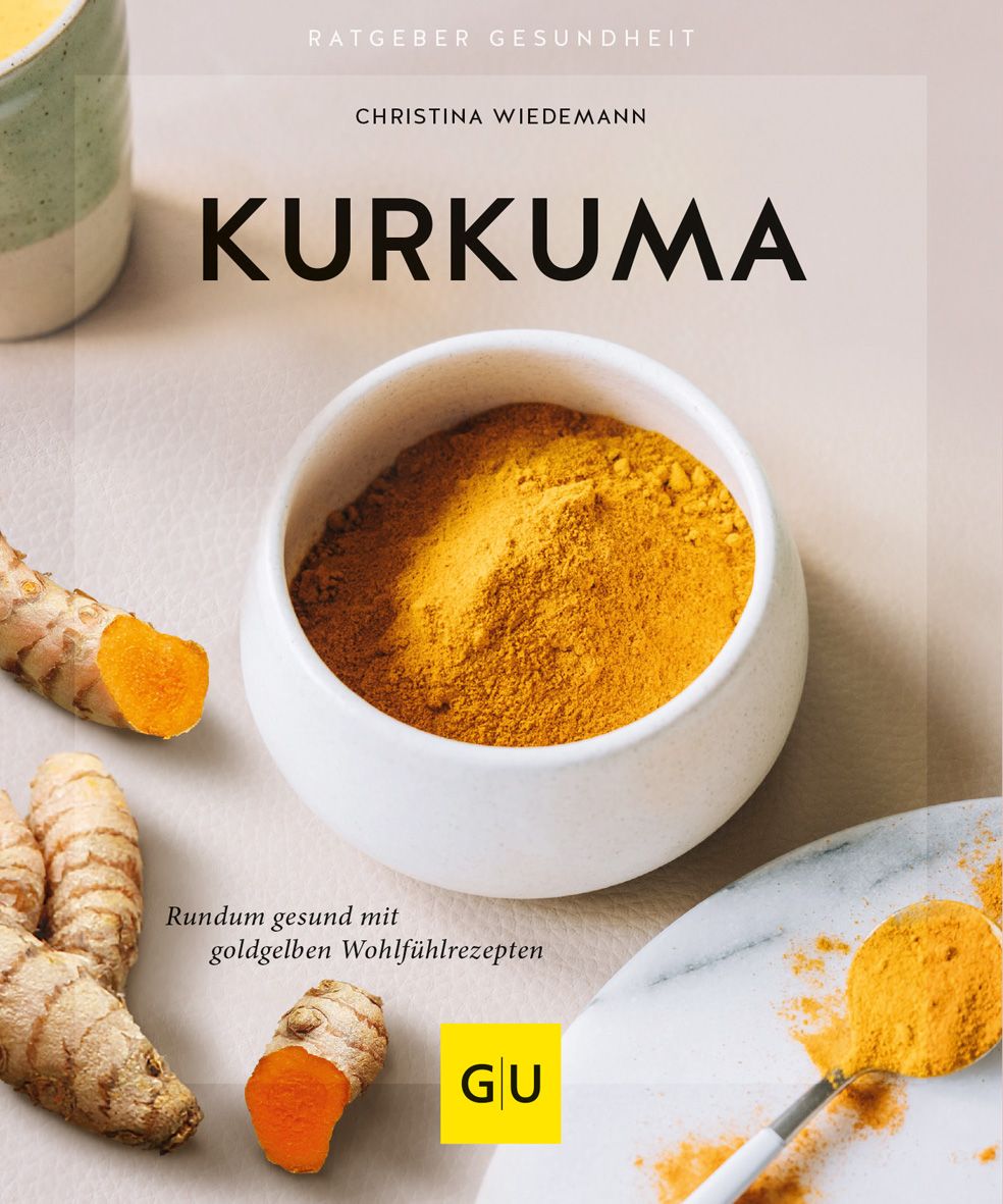 Buch mit dem Titel KURKUMA. Aufschrift: Rundum gesund mit goldgelben Wohlfühlrezepten. GU-Logo. Kurkuma-Pulver in Schale und Kurkuma-Wurzeln.