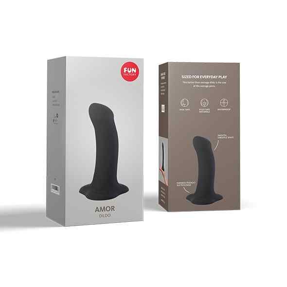 Zwei Produktverpackungen. Auf der einen steht 'AMOR DILDO'.