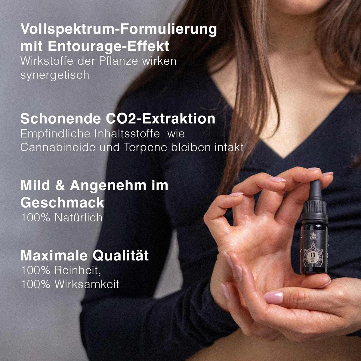 Person hält eine kleine, dunkle Flasche mit Tropfer. Text: Vollspektrum-Formulierung, schonende CO2-Extraktion, mild & angenehm im Geschmack, maximale Qualität.