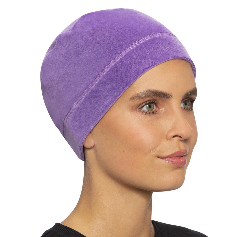 Irisviolett Turban, leicht schräg. Frau trägt ihn. Naht am Stirnband. Weicher Stoff.