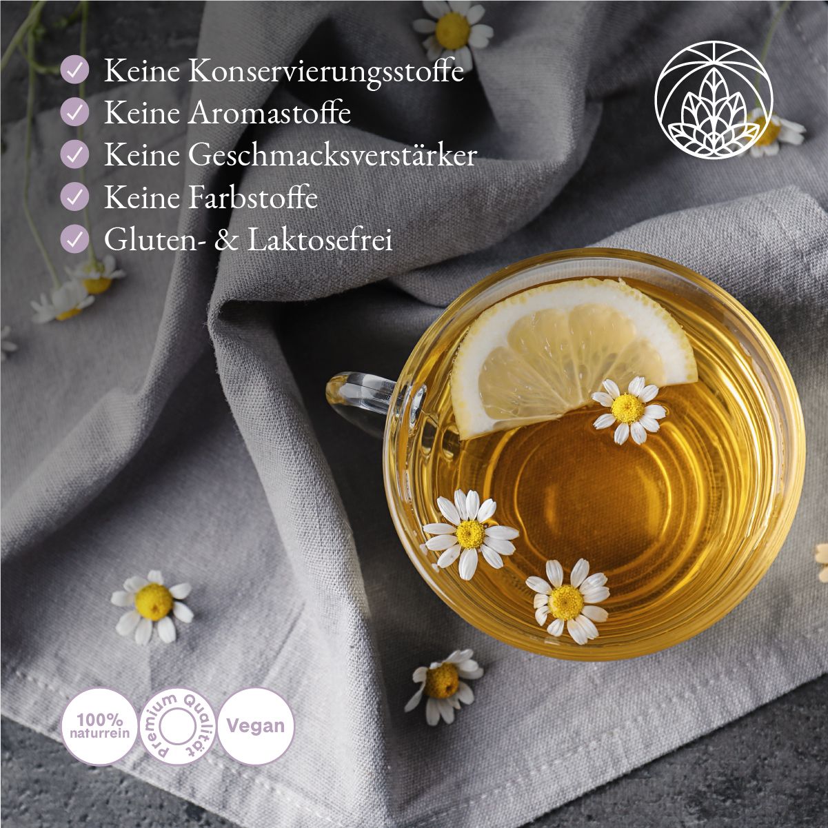 Glasbecher Tee mit Zitrone und Kamillenblüten. Text: 100% natürlich, vegan.