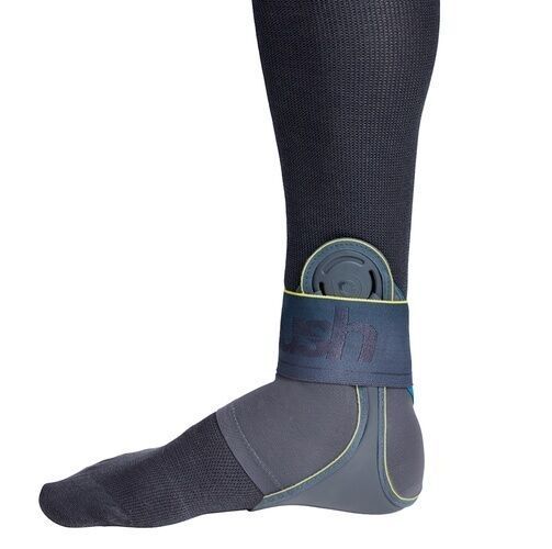 OFA Push Sports Knöchelbandage Kicx am Knöchel getragen. Dunkelblau mit gelben Akzenten, über Socke getragen.