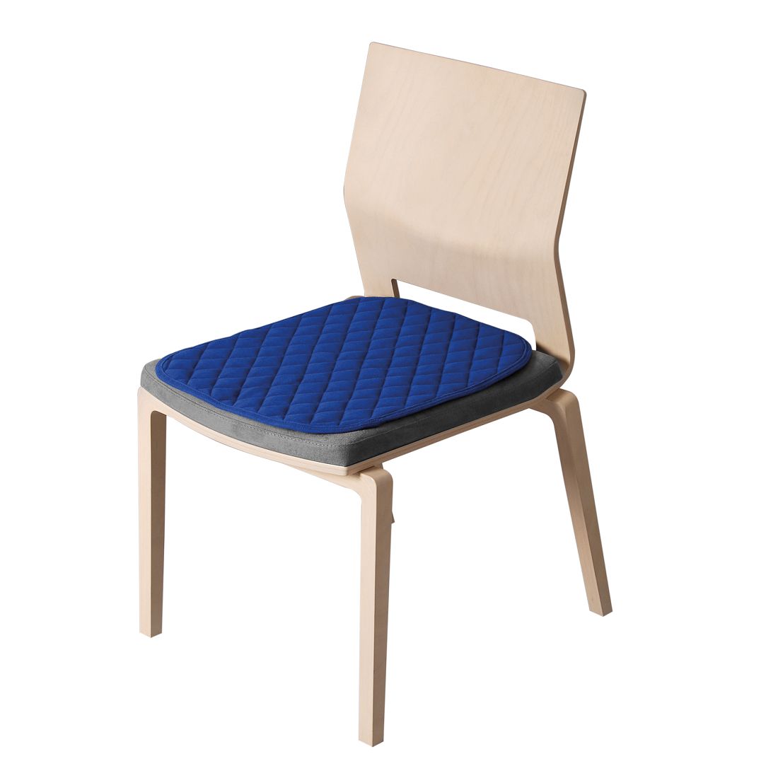 Blaue Sitzauflage auf einem Stuhl. Quadratisch, gesteppt. Holzstuhl mit grauer Sitzfläche.
