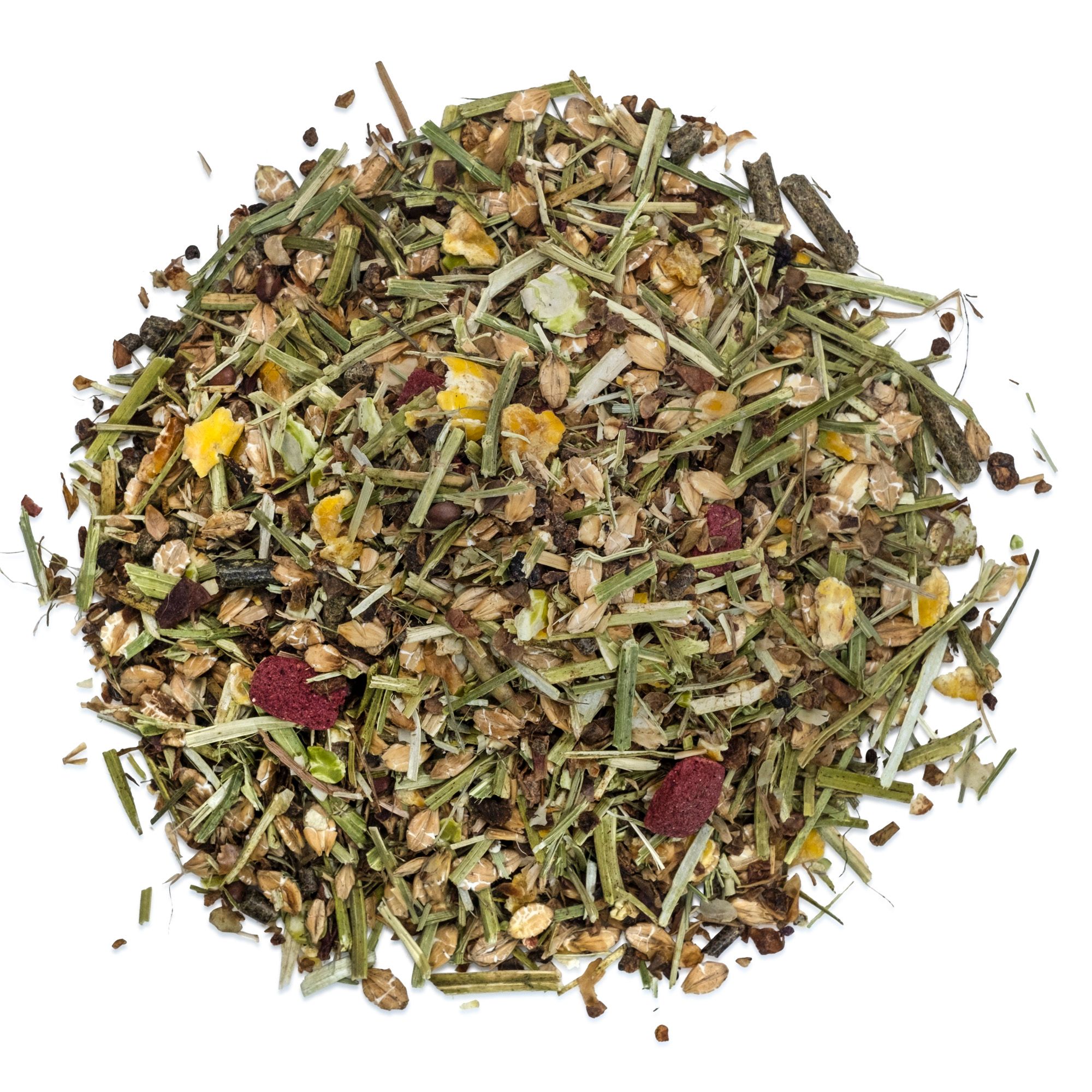 Nahaufnahme von Müsli. Verschiedene Zutaten: Getreide, Kräuter, rote Stücke. Auf weißem Hintergrund.