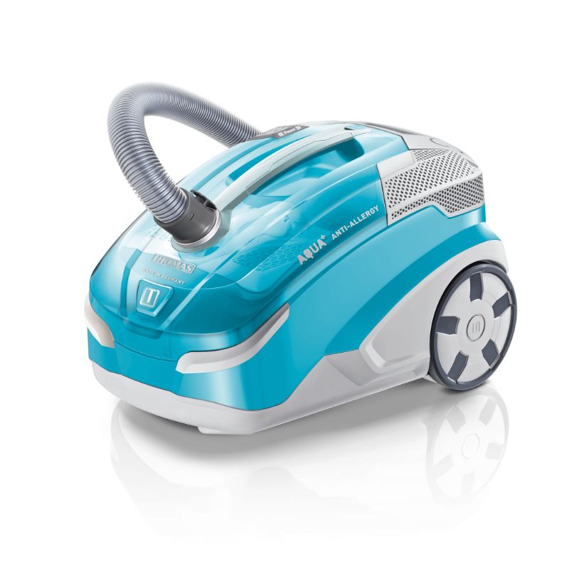 Blau-weißer Staubsauger mit Schlauch und Rädern. Aufschrift AQUA ANTI-ALLERGY.