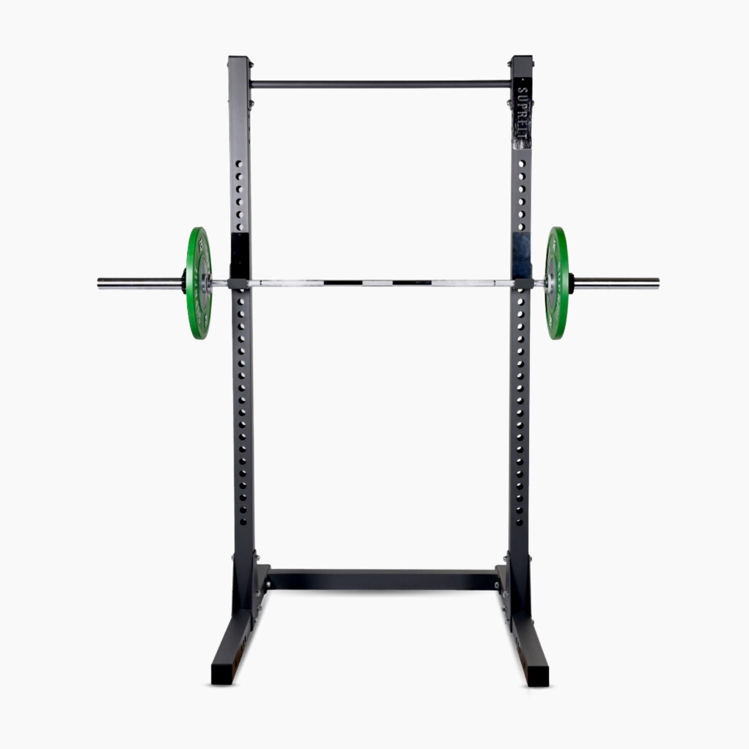 Schwarzes Suprfit Rutilo Half Rack mit Langhantel und Gewichten. Stahlkonstruktion mit horizontaler Stange und Gewichtsaufnahmen.