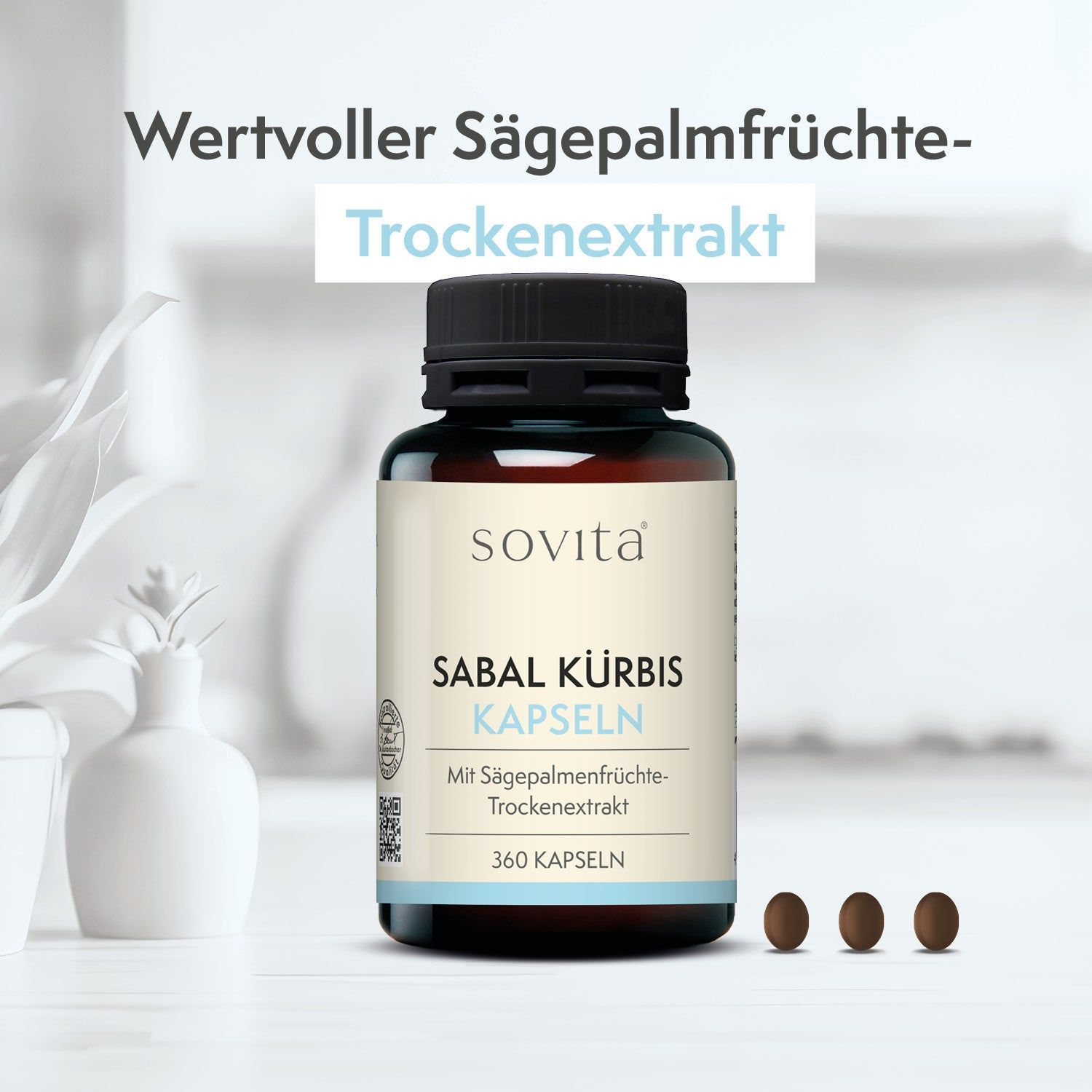 Braune Glasflasche mit schwarzen Deckel. Aufschrift: Sabal Kürbis Kapseln, 360 Kapseln. Drei Kapseln daneben.