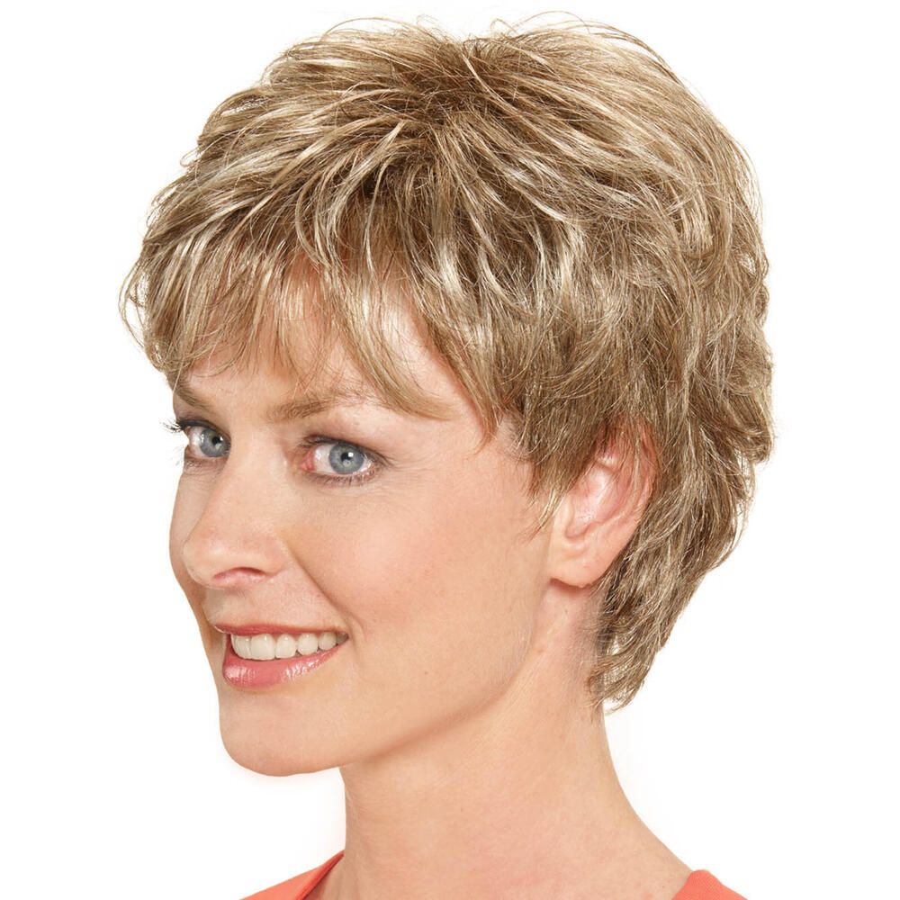 Kurze, blonde Perücke. Frau mit blauen Augen und Lächeln. Seitenansicht.