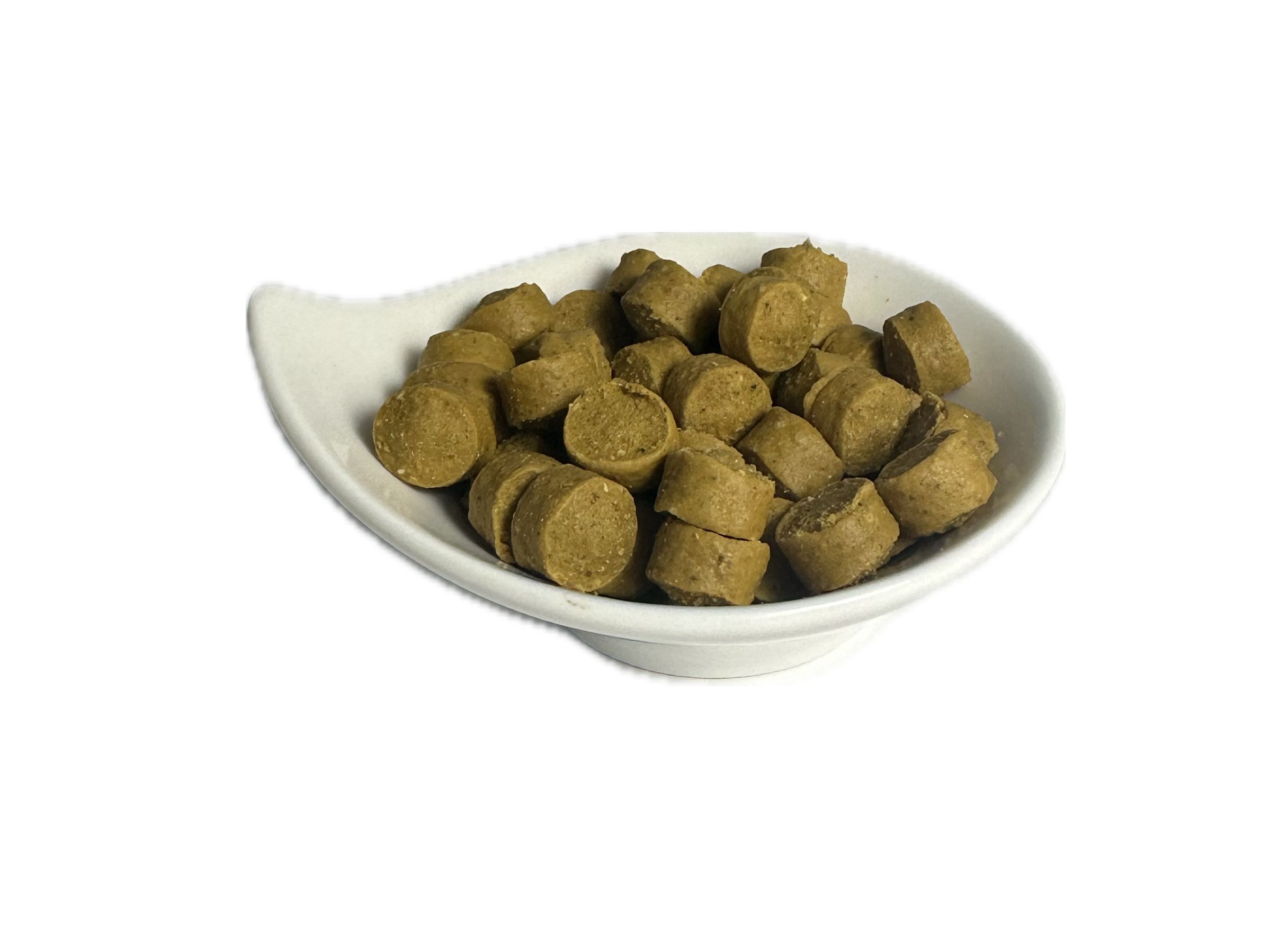 Hundesnacks in einer weißen, blütenförmigen Schale. Die Snacks sind zylinderförmig und haben eine bräunliche Farbe.