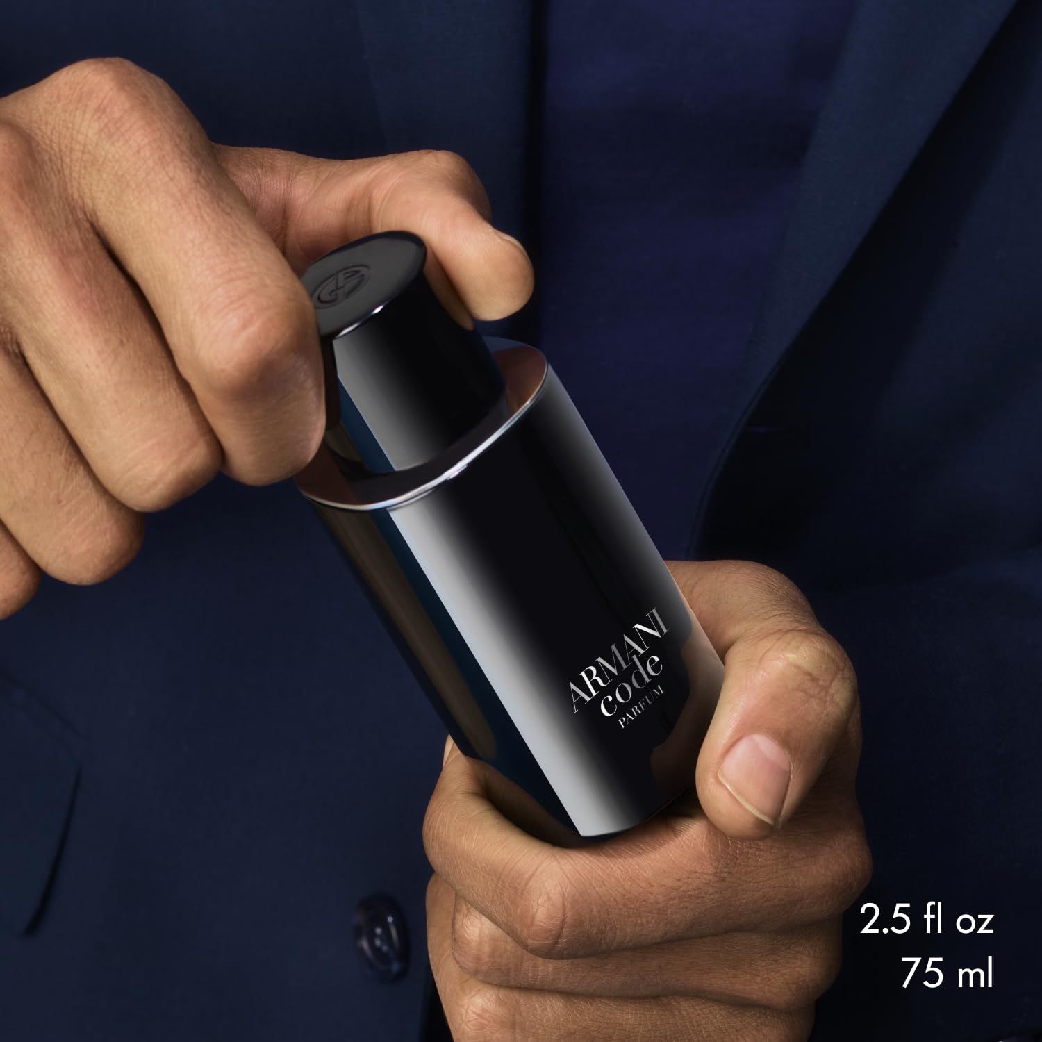 Hände halten einen schwarzen Flakon. Aufschrift: Armani Code Parfum. Größe: 2.5 fl oz.