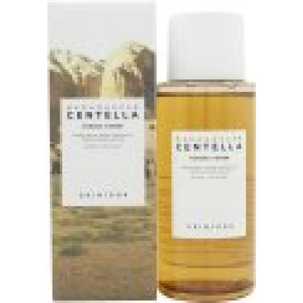 SKIN1004 Madagascar Centella Toning Toner Flasche liegt auf einer Lache der Flüssigkeit.