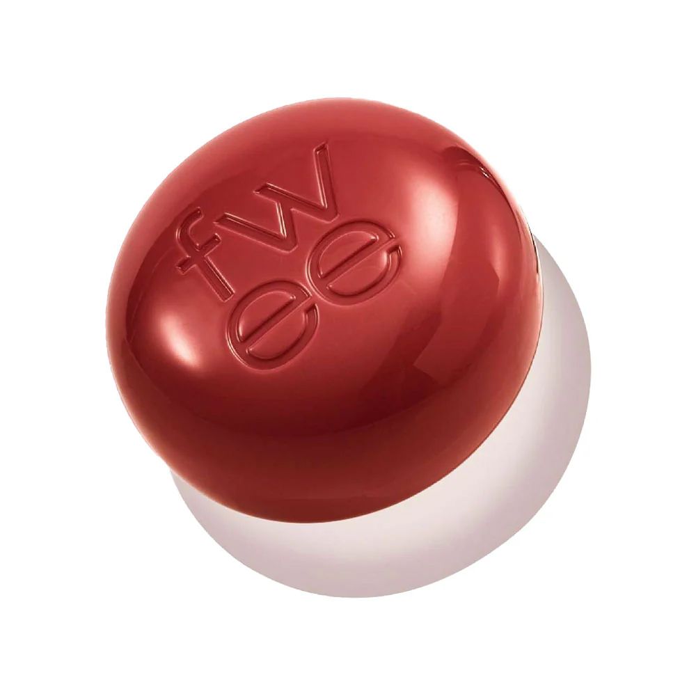 Roter Lippen- und Wangenpuddingtopf mit 'fw ee' Prägung.
