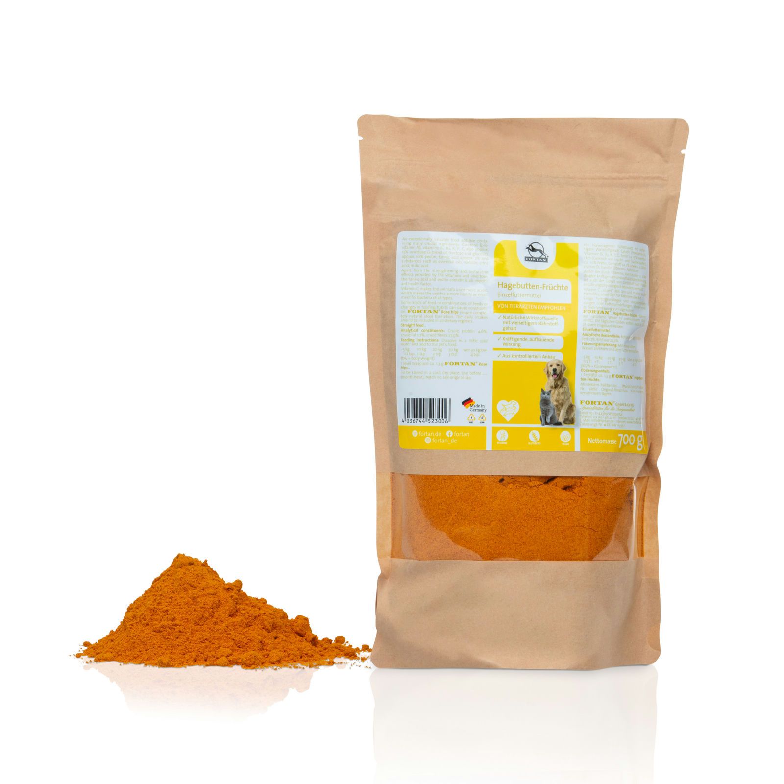 Beutel mit Pulver und Haufen orangefarbenem Pulver daneben. Etikett mit Produktinformationen und Logo.