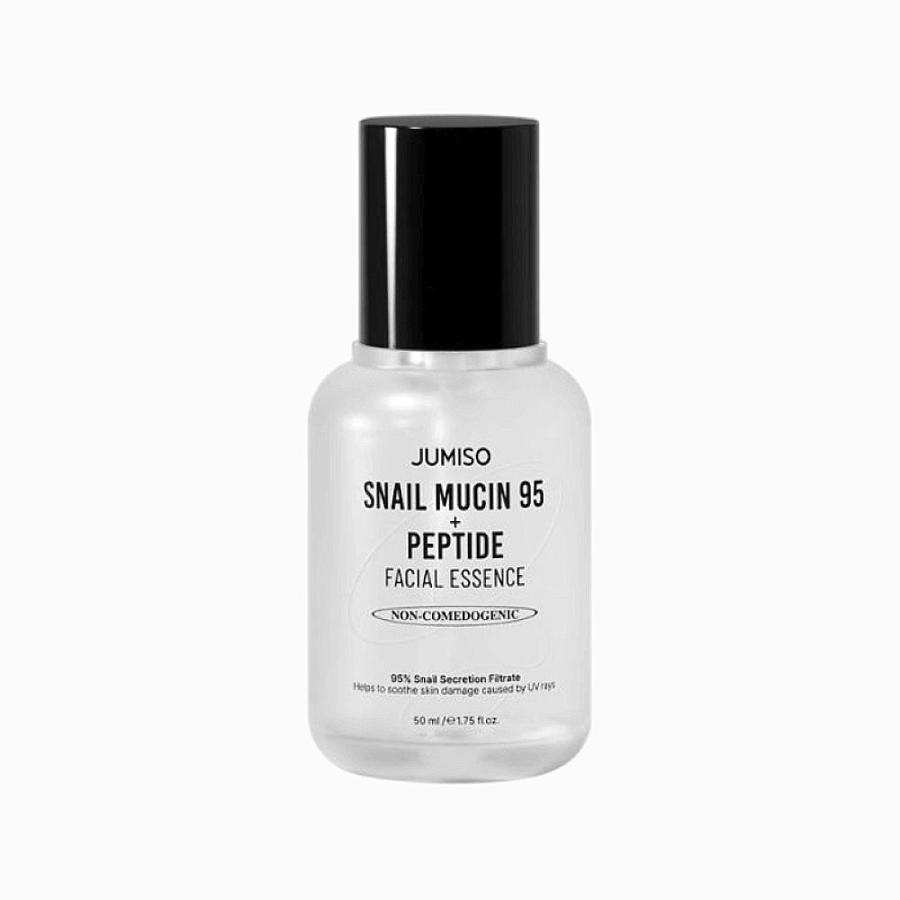 Klare Flasche mit schwarzem Deckel. Aufschrift: Jumiso Snail Mucin 95 + Peptide Facial Essence. Nicht komedogen. 50 ml.