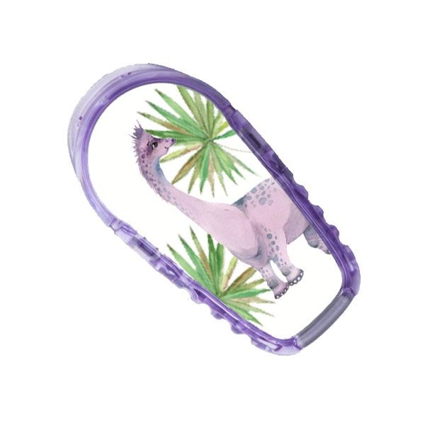 Ein Aufkleber mit einem Dinosaurier-Motiv in einem lila Rahmen. Ein Dinosaurier mit langem Hals.