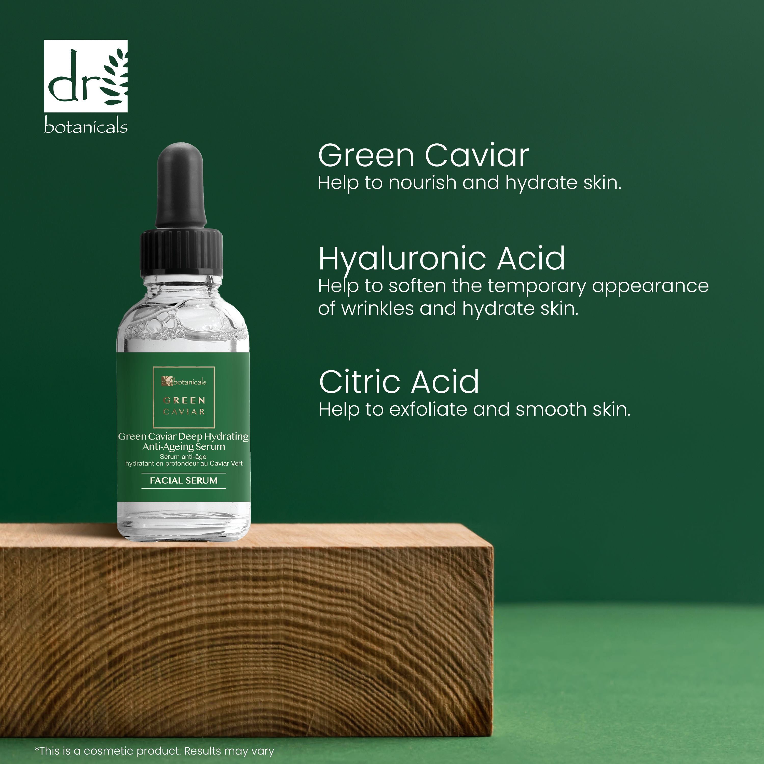 Serumflasche auf Holzblock. Text: Green Caviar, Hyaluronsäure, Zitronensäure. Grünes Etikett mit Text: Green Caviar Deep Hydrating Anti-Ageing Serum.
