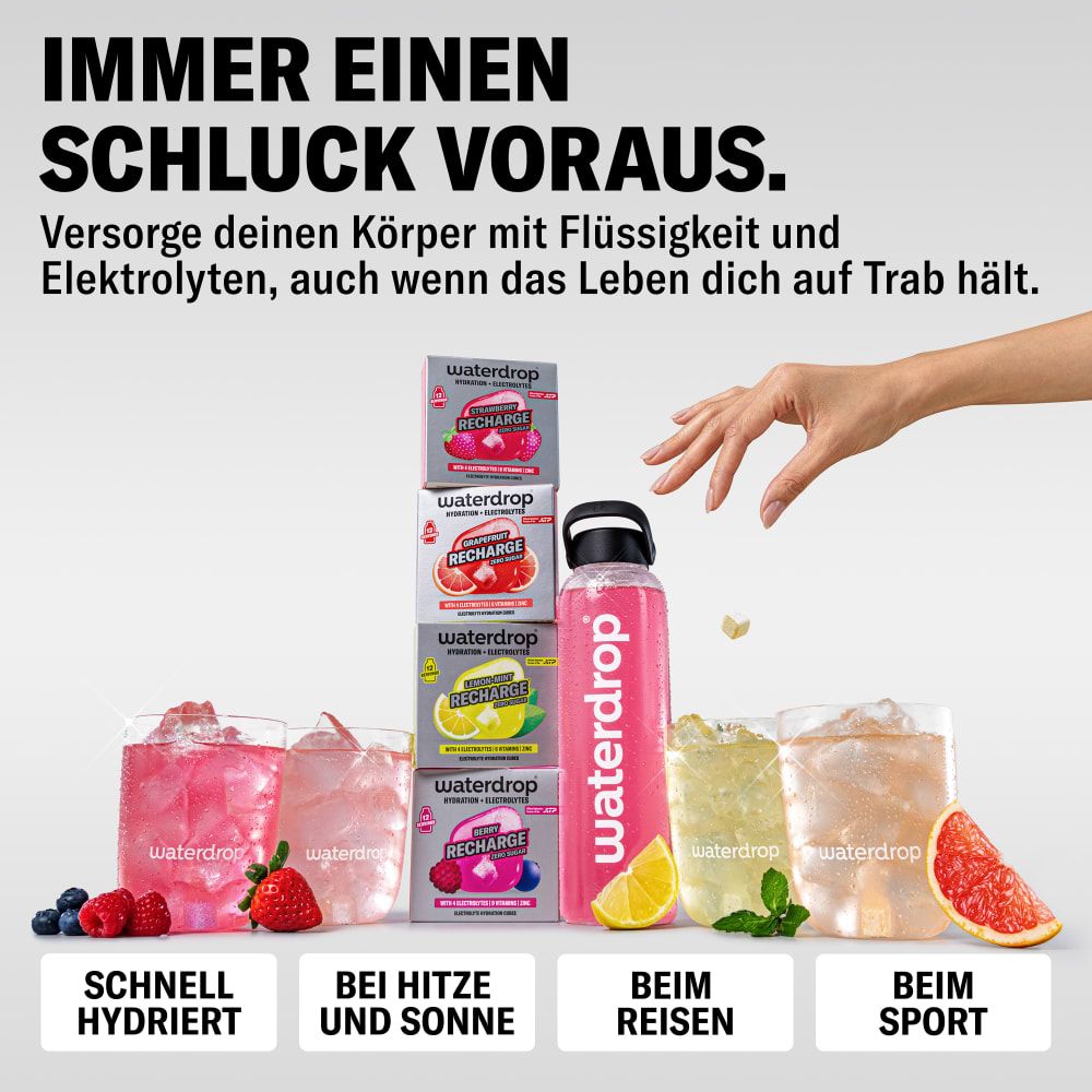 Produkt-Arrangement mit Getränken, Flasche und Würfeln. Gläser mit Getränken. Text: waterdrop®. Text: Schnell hydriert, bei Hitze und Sonne, beim Reisen, beim Sport.