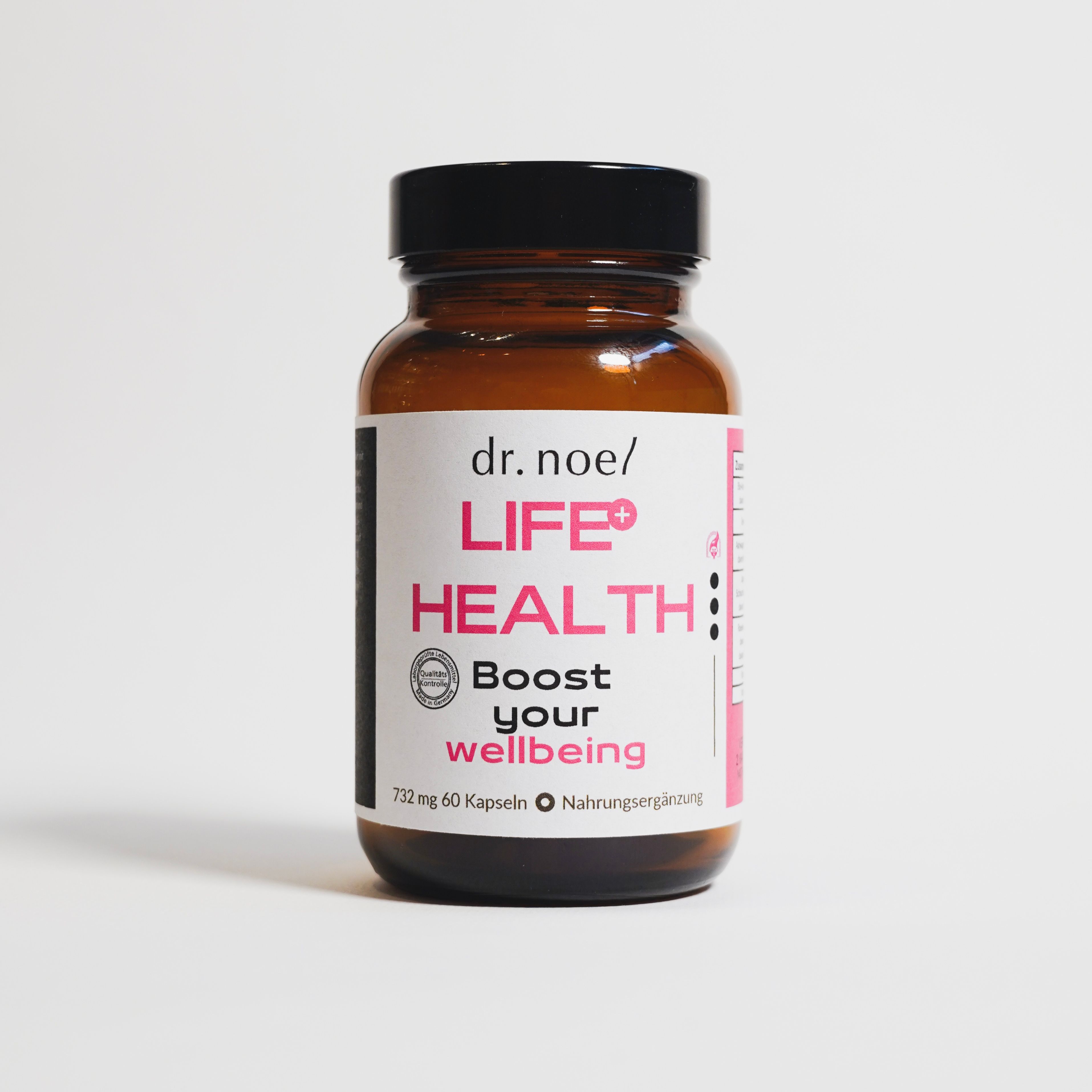 Braune Glasflasche mit schwarzem Deckel und Etikett. Aufschrift: Dr. Noel Life+ Health, Boost your wellbeing. Nahrungsergänzungsmittel.