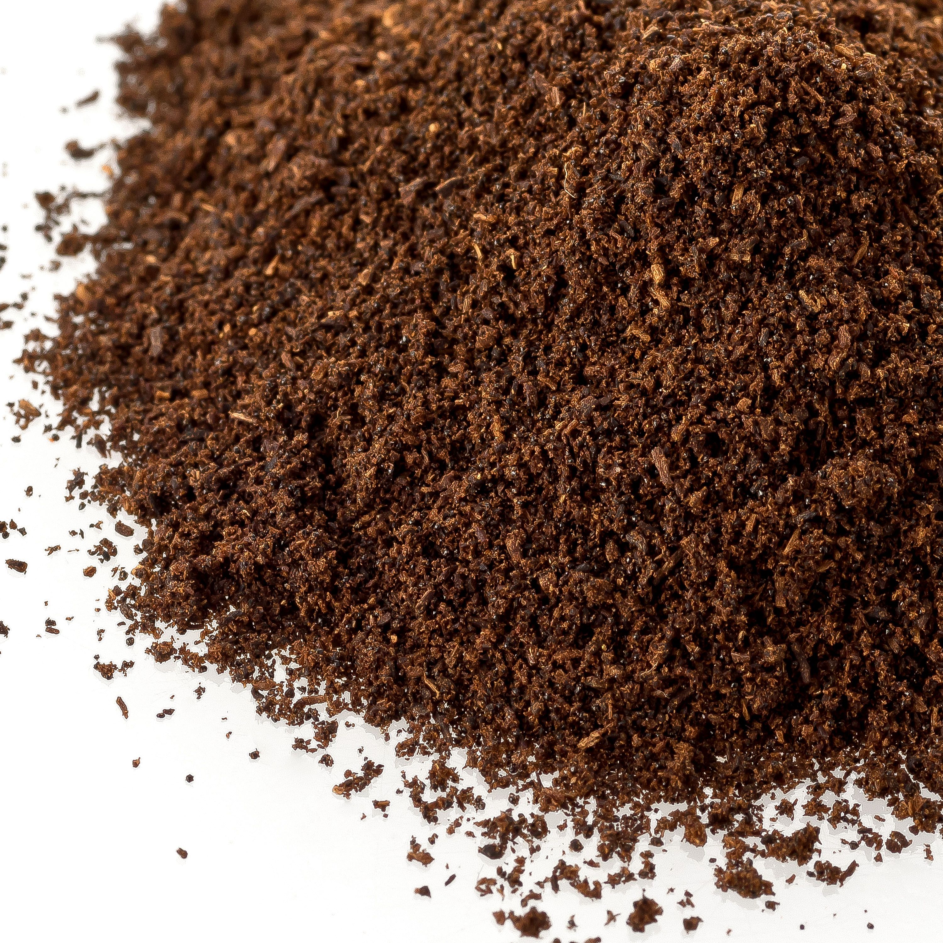 Gemahlene Bourbon-Vanille. Nahaufnahme, braune Farbe, feine Textur. Auf weißem Hintergrund.