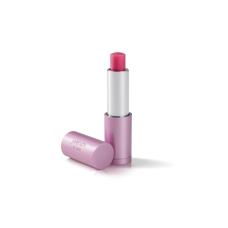 Lippenpflegestift, rosa Hülse, offene Kappe. Der Stift ist ausgefahren. Auf der Kappe steht "Yverum".