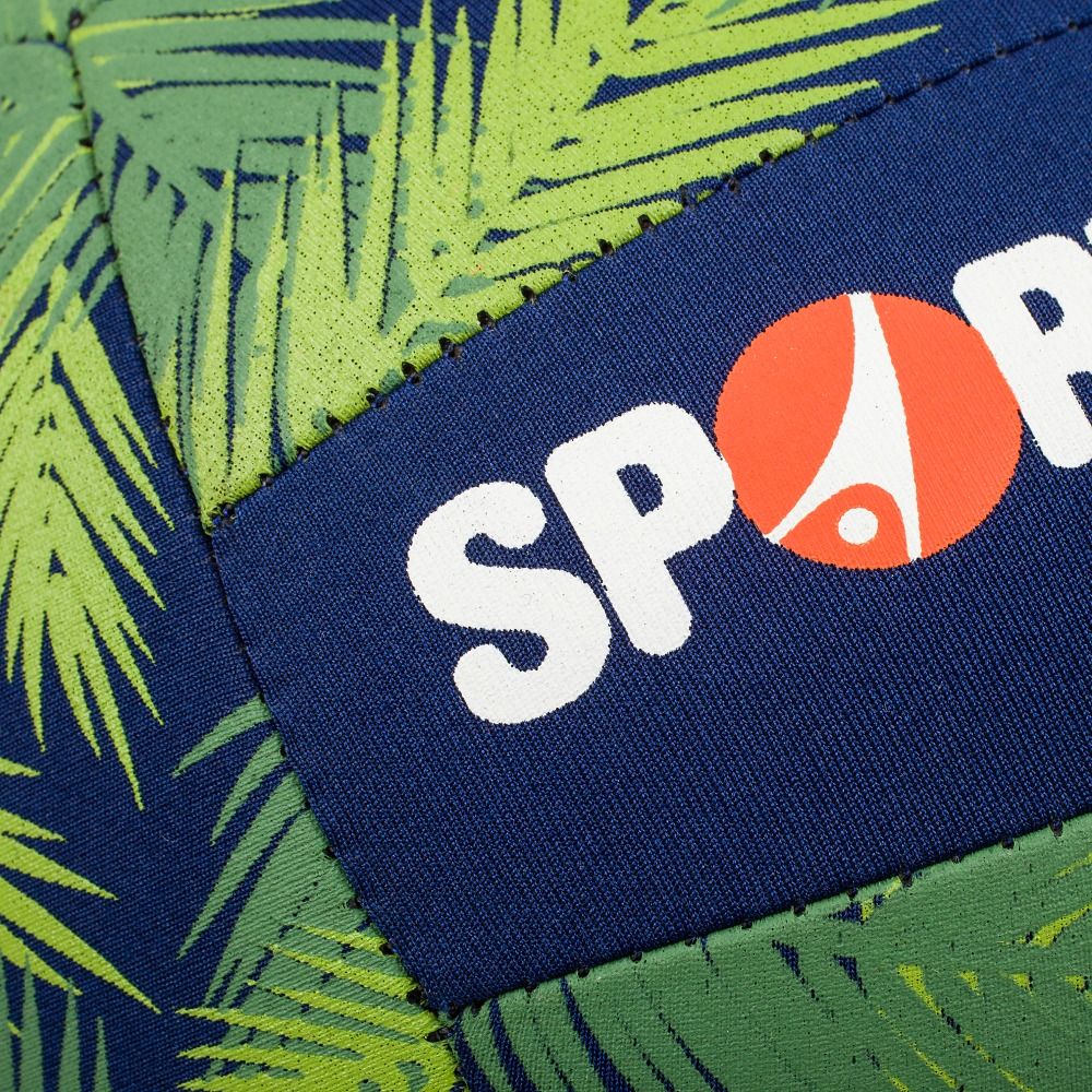 Volleyball mit grünem Palmenmuster und blauem Feld. Weißer Text: SPORT-THIEME. Orangefarbenes Logo.