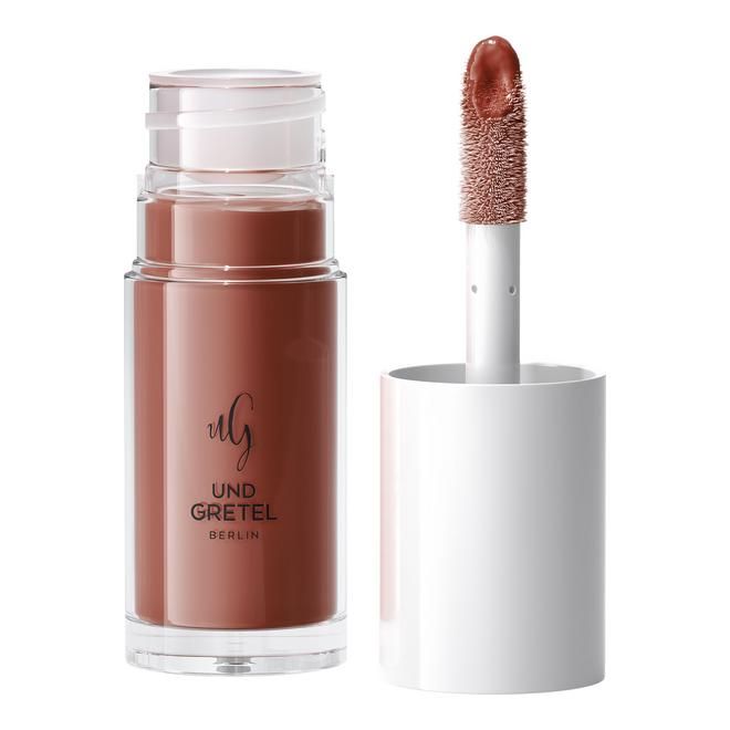Ein brauner Lippenstift mit Applikator. Die Marke UND GRETEL ist auf dem Behälter sichtbar.