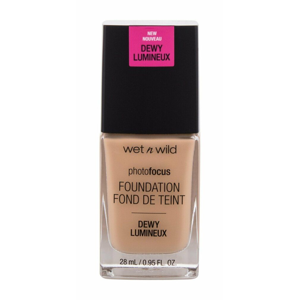 Flüssige Foundation in Glasflasche mit schwarzem Deckel. Aufschrift: Wet n Wild, Photo Focus, Foundation, Dewy. Mit pinkfarbenem Aufkleber: NEW.