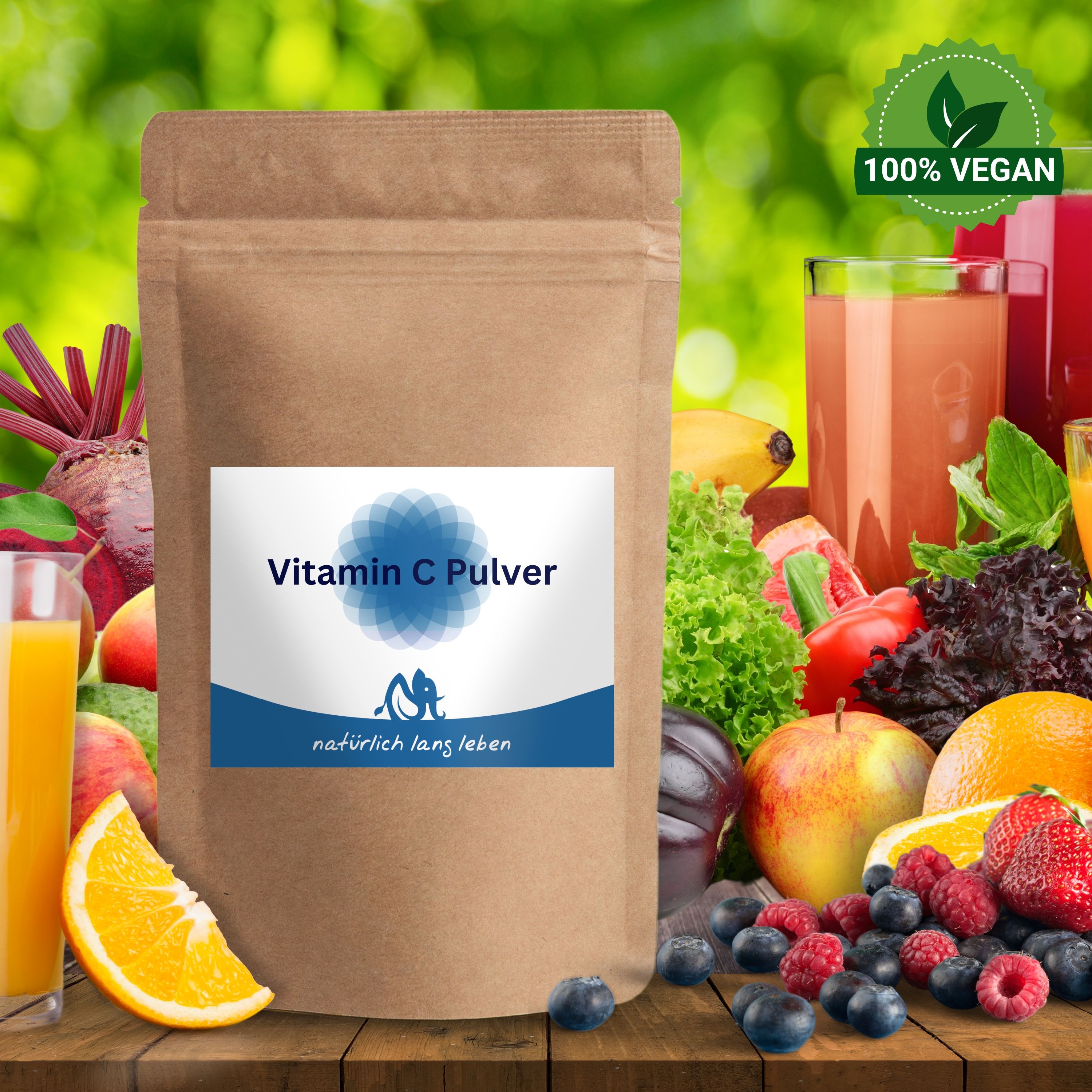 Braune Tüte mit blau-weißem Etikett. Aufschrift: Vitamin C Pulver und natürlich lang leben. Hintergrund: Obst und Gemüse.