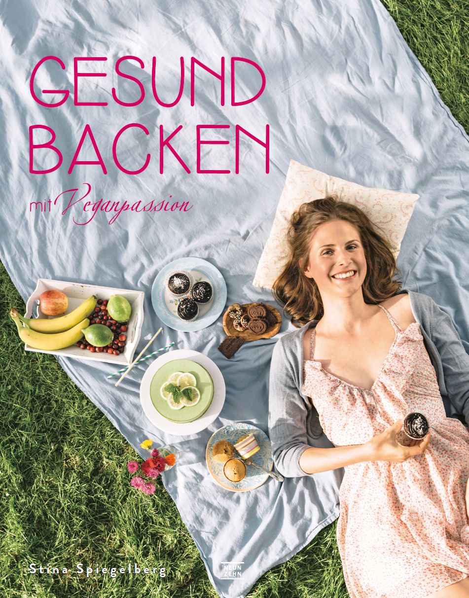 Buchcover mit Titel "Gesund Backen". Frau liegt auf Decke, umgeben von Essen. Autorin: Stina Spiegelberg.