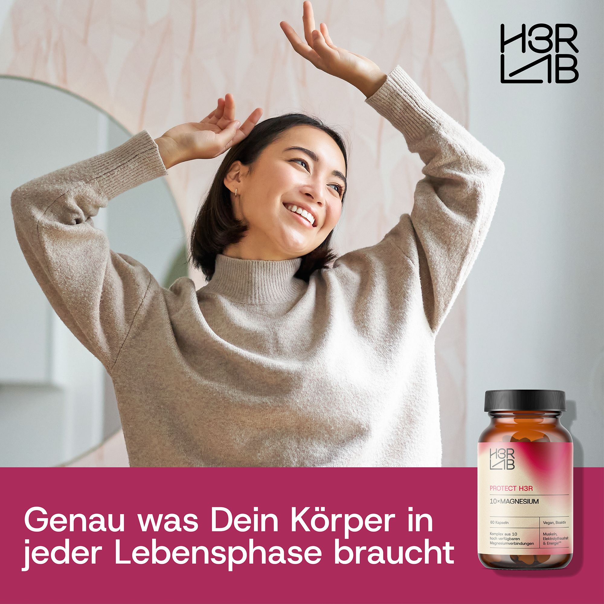 Braune Glasflasche mit Etikett. Produktname und Logo. Frau im Hintergrund, lächelnd.
