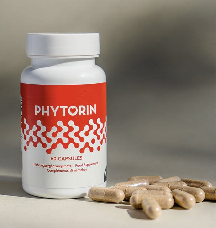 Weiße Flasche mit rotem Etikett. Aufschrift: PHYTORIN, 60 Kapseln. Kapseln daneben.