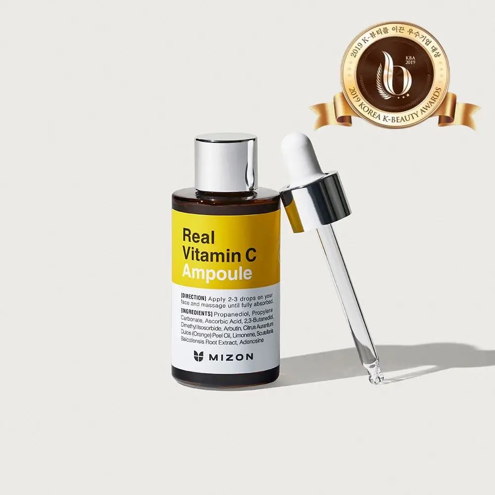 Braune Glasflasche mit gelbem Etikett. Real Vitamin C Ampoule. Pipette daneben. Auszeichnung.