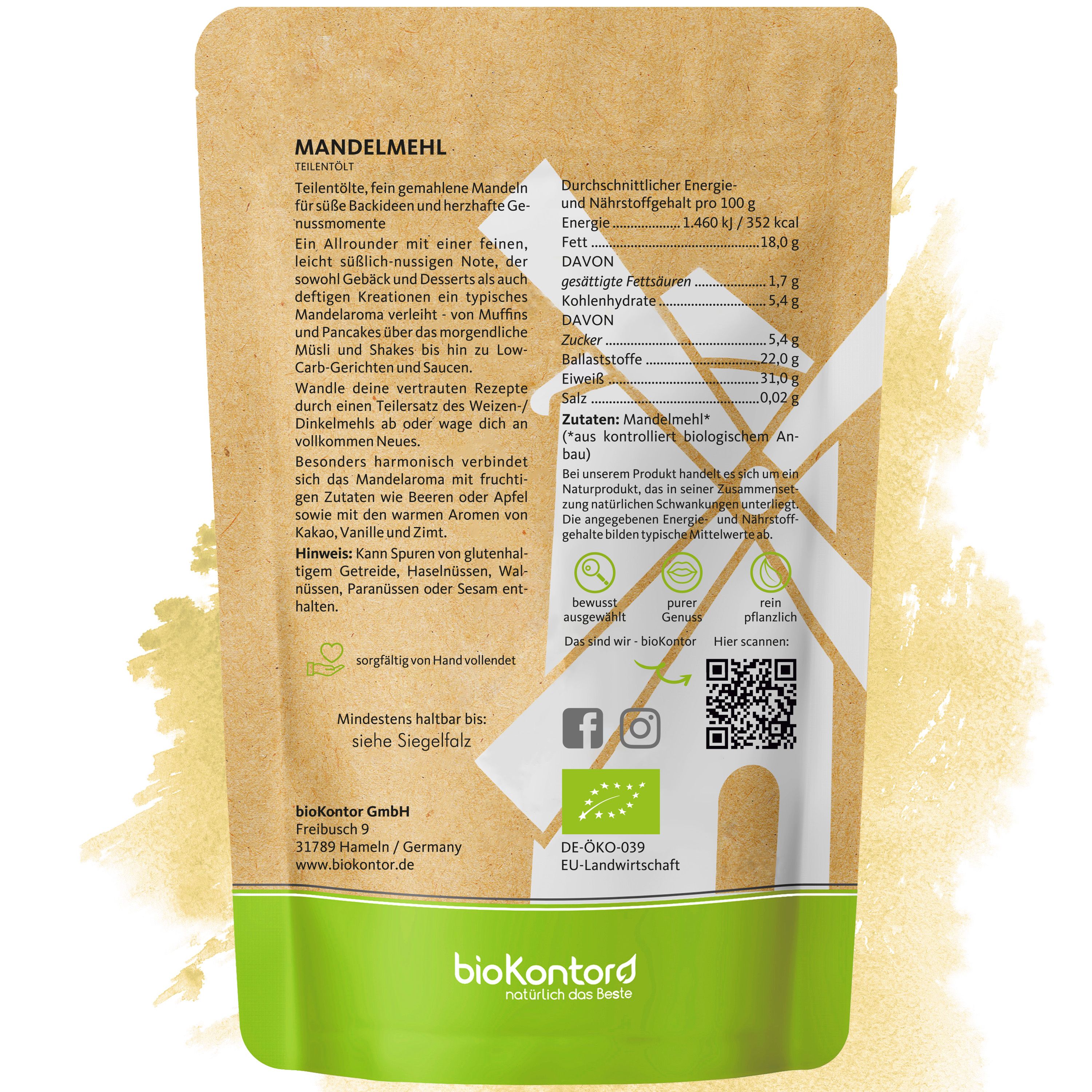 Rückseite einer Bio Mandelmehl Teilentölt Papiertüte mit Nährwertangaben und Bio-Siegeln.