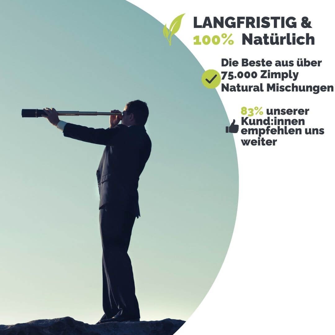 Mann mit Fernglas blickt in die Ferne. Text: LANGFRISTIG & 100% Natürlich. 83% unserer Kunden empfehlen uns weiter. Logo: ZIMPLY NATURAL.