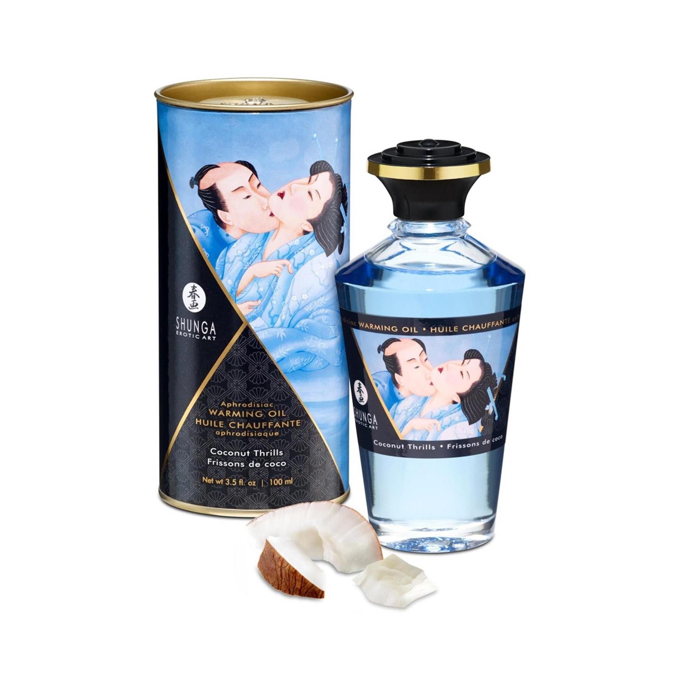 Zylindrische Verpackung und Flasche mit Massageöl. Aufdruck: küssendes Paar. Text: Warming Oil, Kokosnuss.