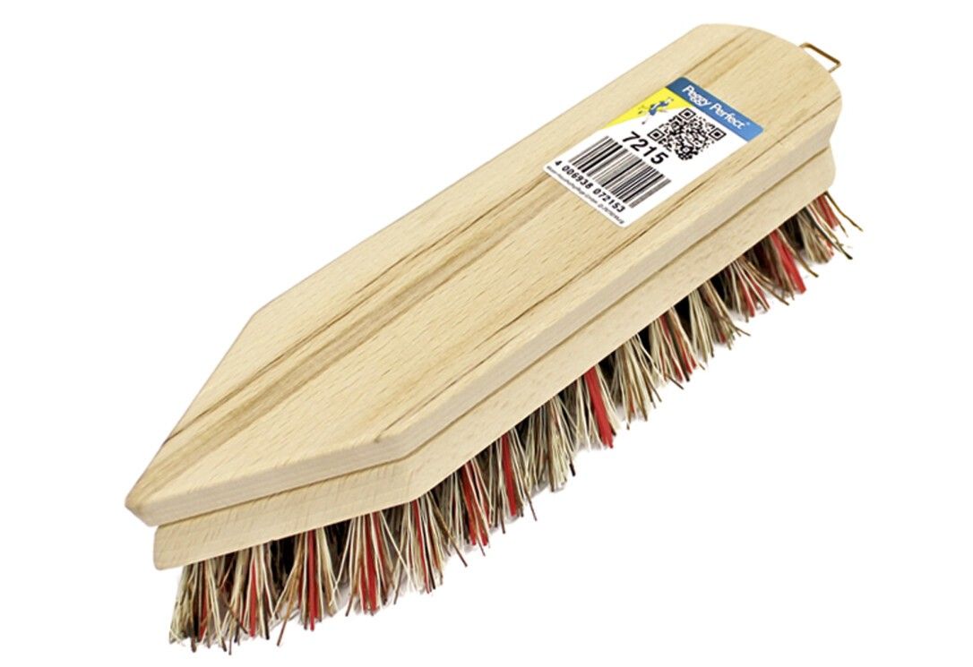 Holz-Scheuerbürste mit spitzer Form. Helles Holz, Borsten in Rot, Braun und Weiß. Etikett mit Barcode.