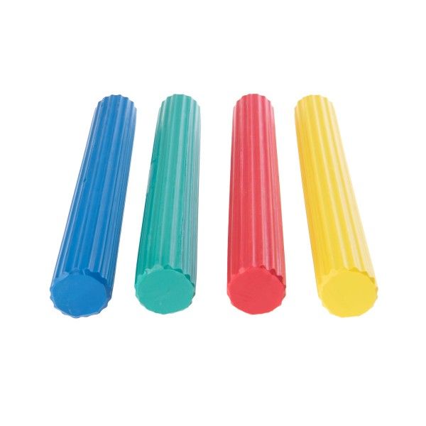 Vier farbige, geriffelte Übungsstäbe: blau, grün, rot, gelb. Zylindrische Form.