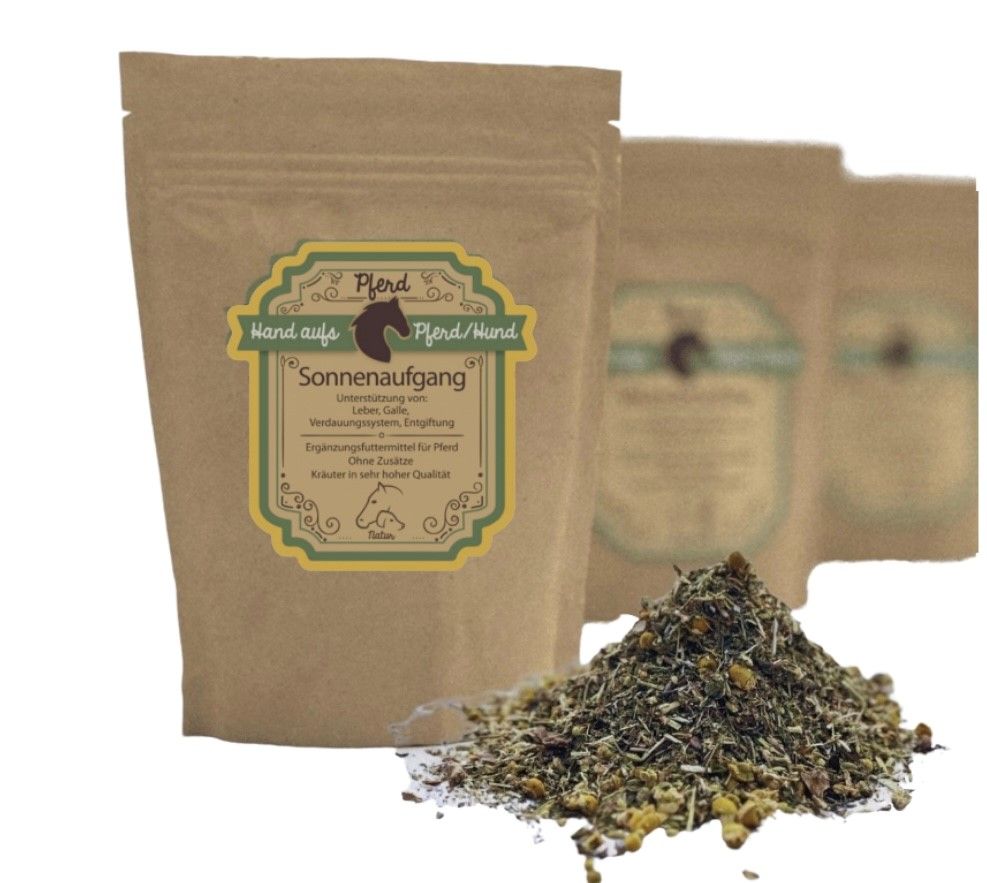 Beutel mit Kräutermischung. Aufschrift: Hand aufs Pferd/Hund Sonnenaufgang. Braune Verpackung mit grünem Etikett. Kräuterhaufen davor.