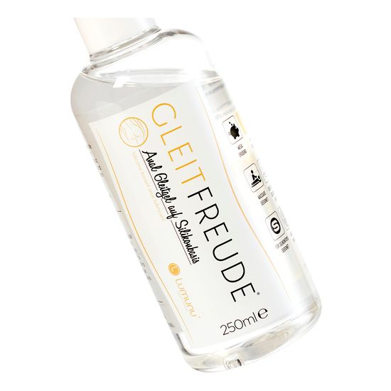 Nahaufnahme einer Flasche mit klarer Flüssigkeit und weißem Deckel. Aufschrift: Gleitfreude, Anal Gleitgel auf Silikonbasis, 250ml.