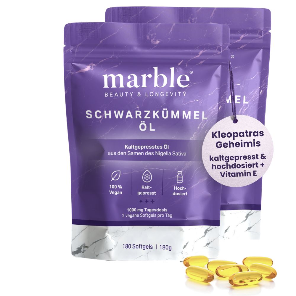 Zwei Beutel marble Schwarzkümmelöl. Softgels. Text: Kleopatras Geheimnis, kaltgepresst & hochdosiert + Vitamin E. 180 Softgels.