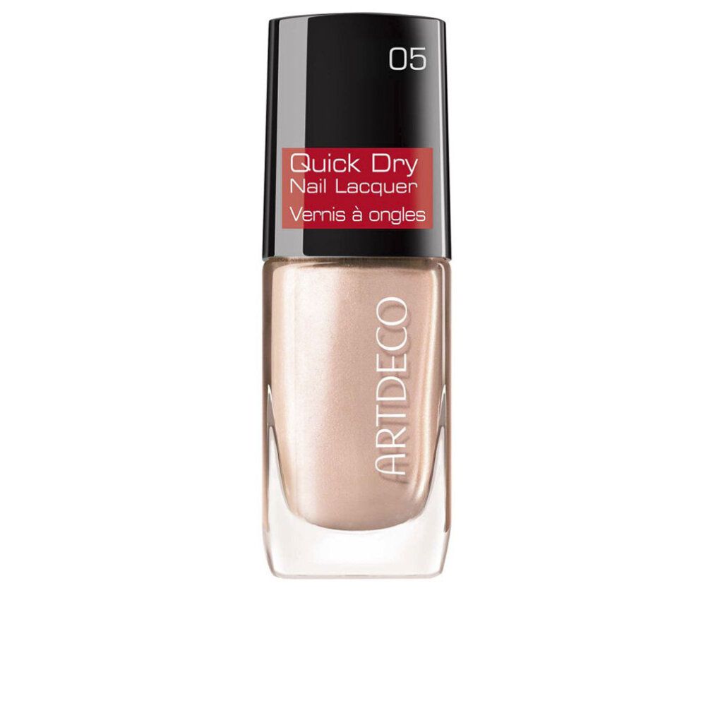 Eine Flasche Nagellack mit schwarzem Deckel. Auf dem Etikett steht "Artdeco Quick Dry Nail Lacquer".